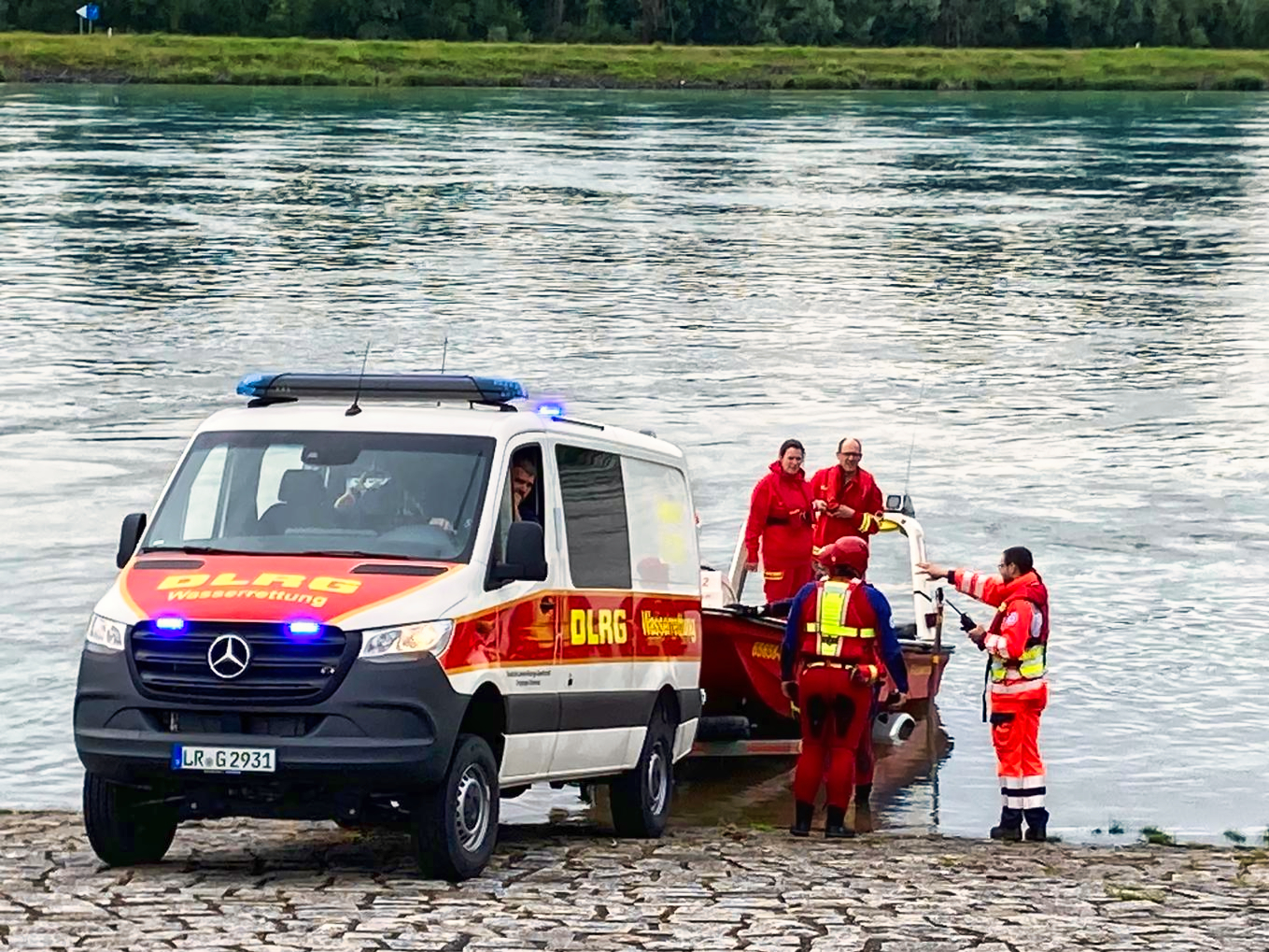 Einsatzwagen mit Boot und Strömungsretter